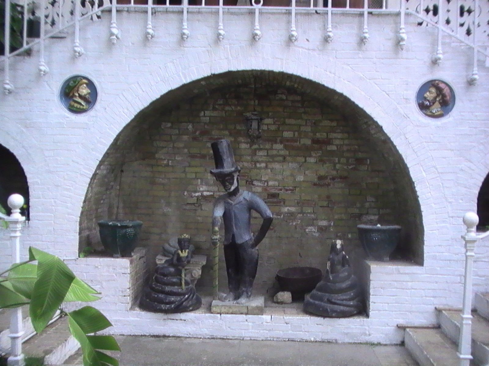 Figura del barón Samedi, uno de los loas el vudú, al que está consagrado el hotel Oloffso, en Puerto Príncipe.