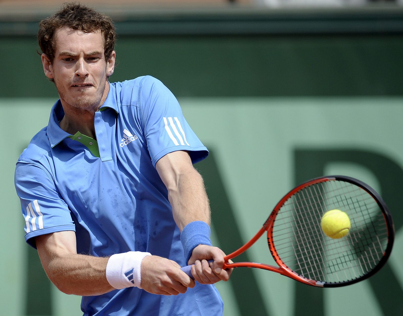 El tenista británico Andy Murray devuelve la bola al alemán Michael Berrer