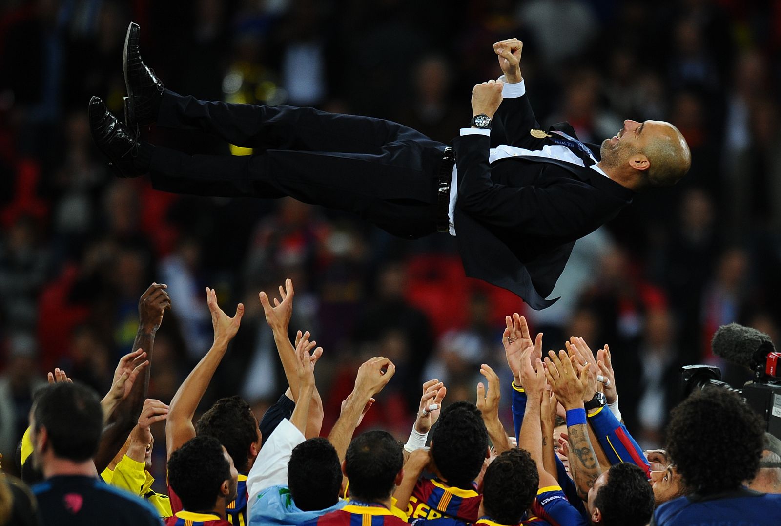 Los jugadores del FC Barcelona mantan a Guardiola tras conseguir la segunda Champions.