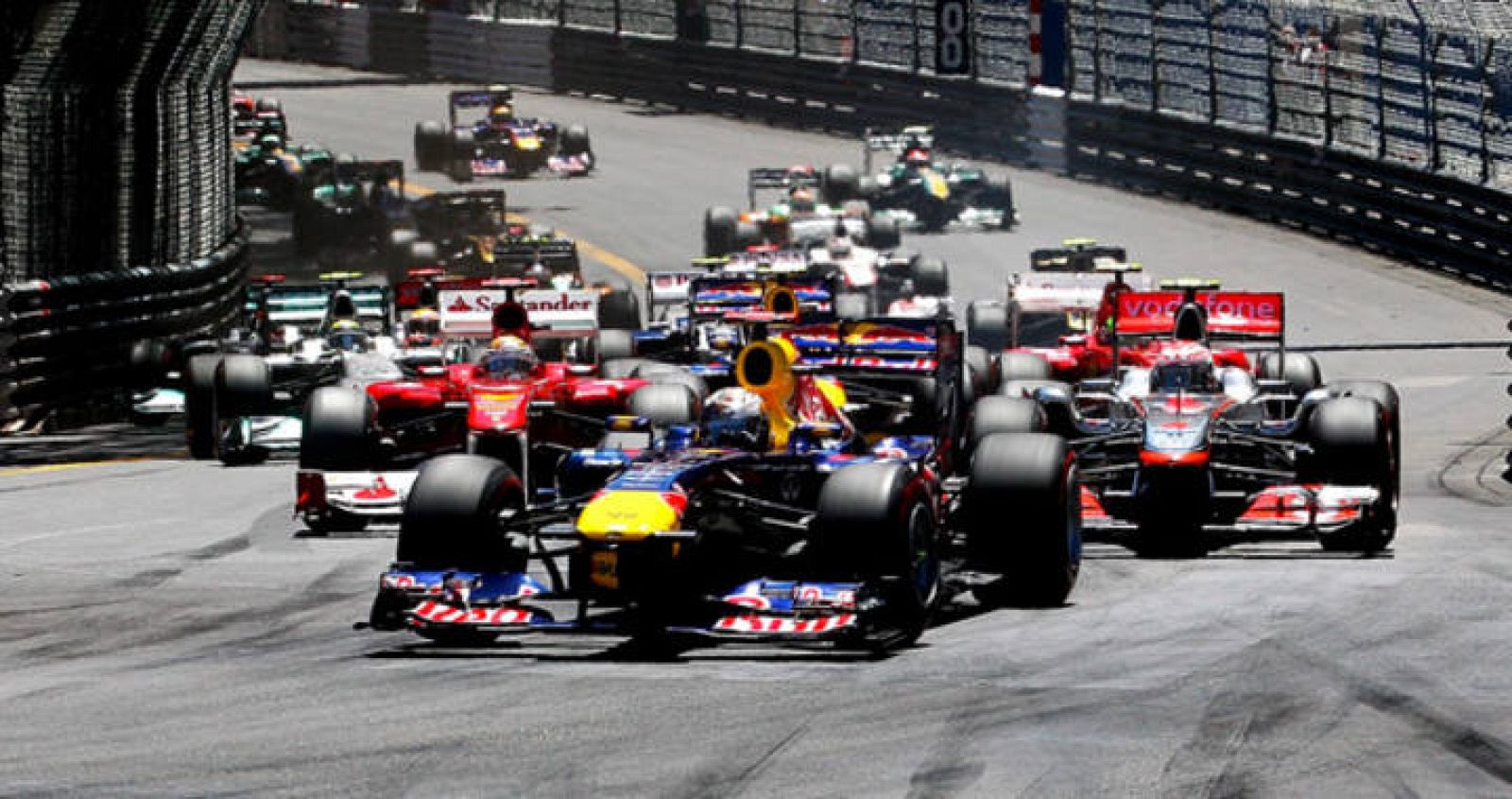 El piloto alemán de Fórmula Uno Sebastian Vettel, de la escudería Red Bull, toma una curva durante el Gran Premio de Mónaco de Fórmula Uno.