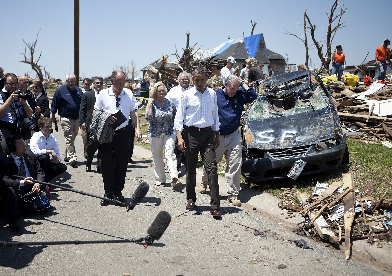 El presidente de EE.UU., Barack Obama, mientras camina por Joplin y contempla la destrucción provocada por el tornado