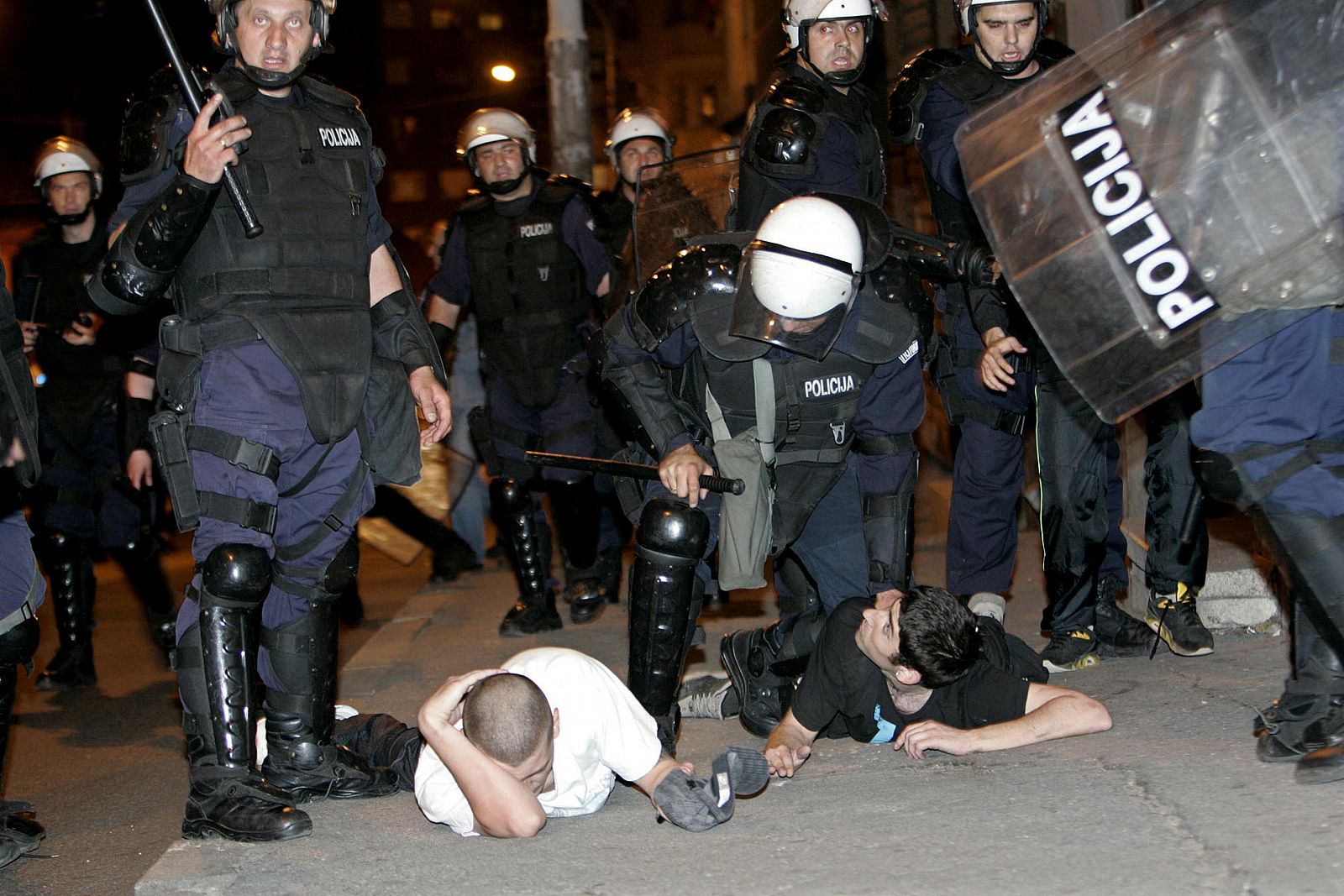 La policía serbia arresta a varios manifestantes durante una protesta contra el arresto de Ratko Mladic en Belgrado.