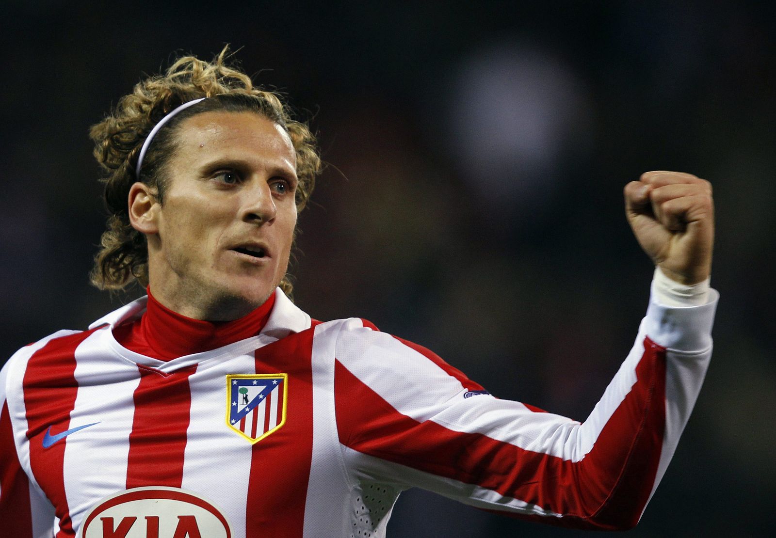 Diego Forlán, celebrando un gol con el Atlético.