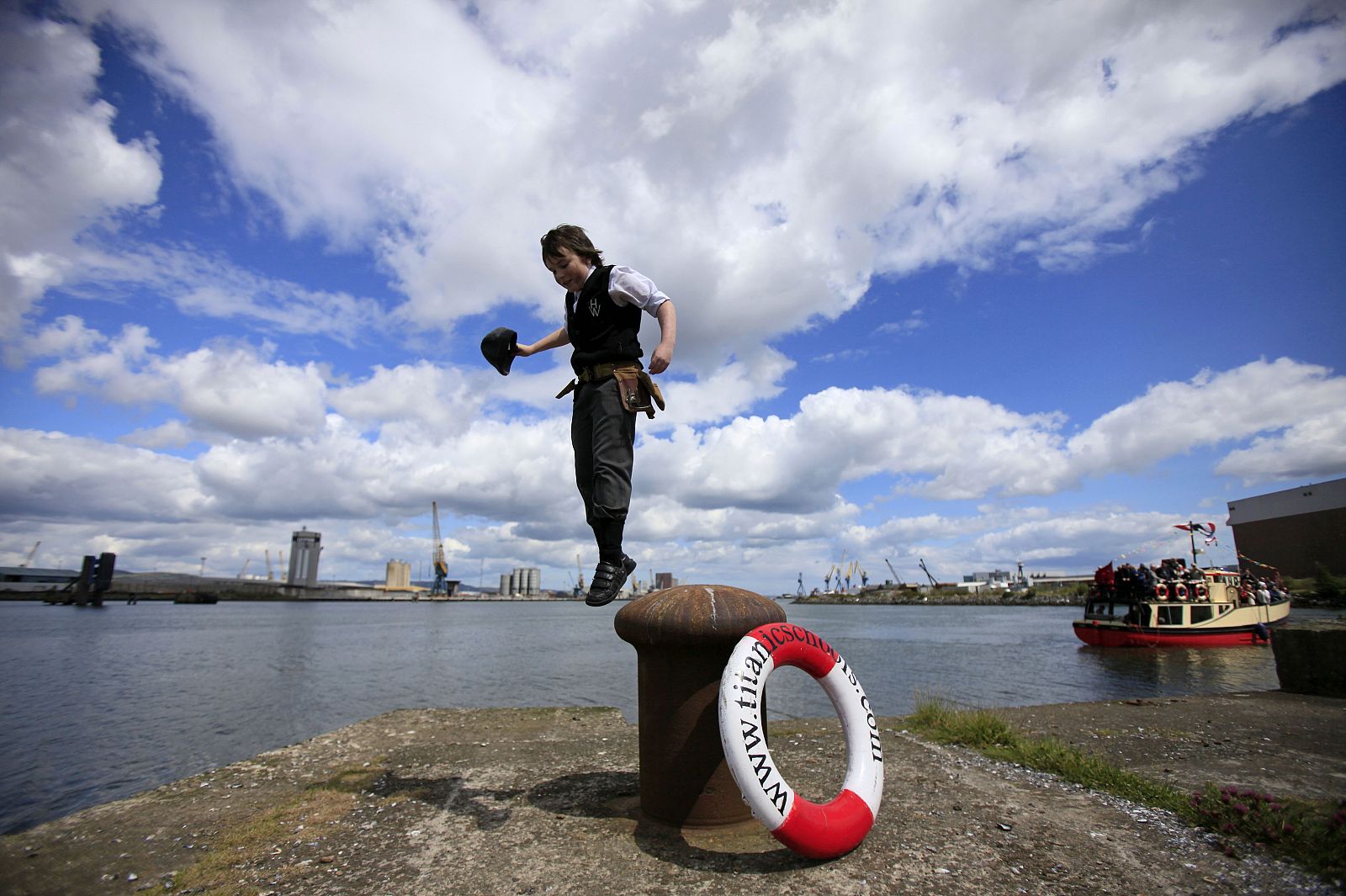 Un niño junto a uno de los elementos conmemorativos de la ceremonia por el Titanic en Belfast