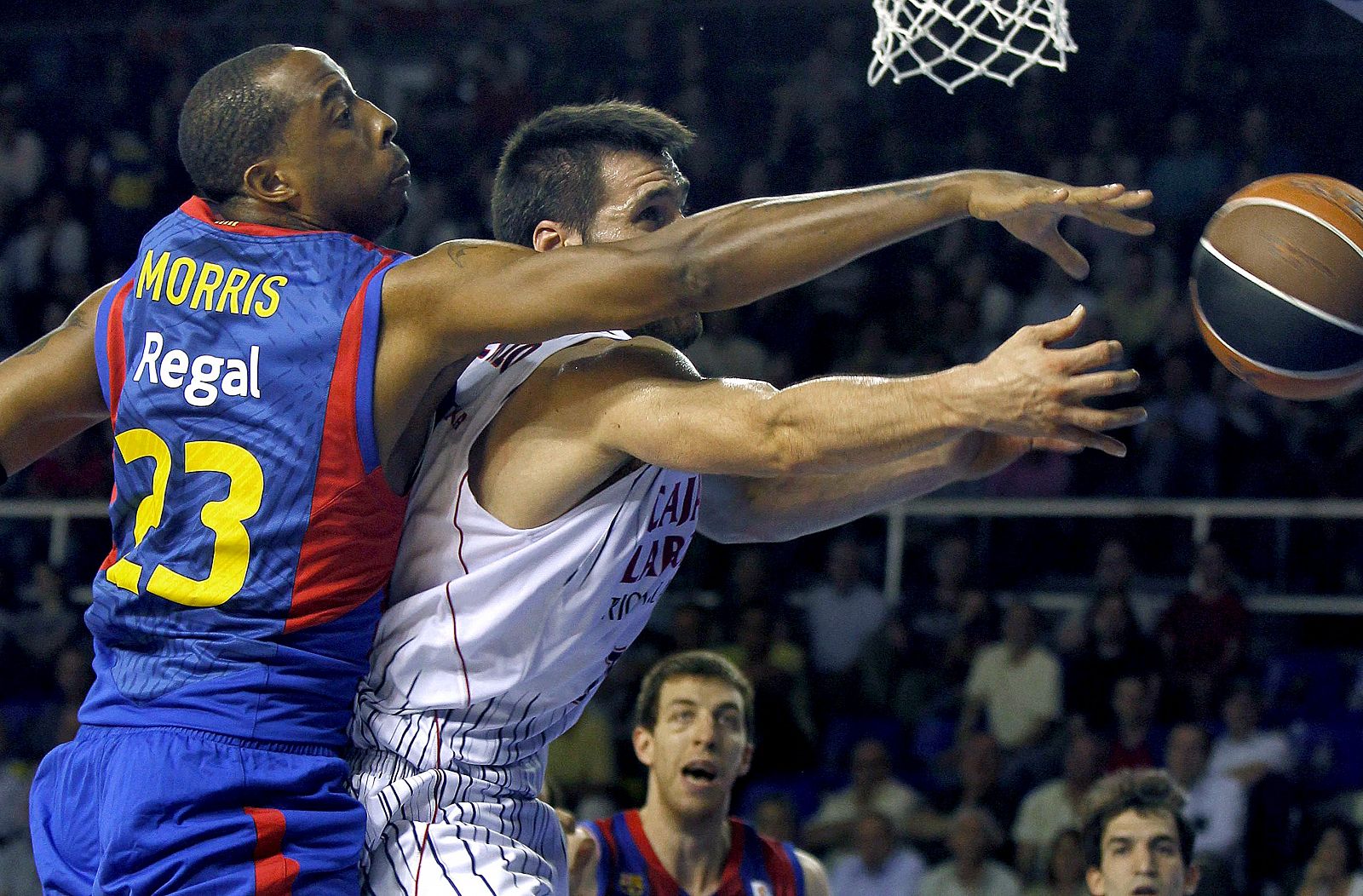 El ala-pívot norteamericano del FC Barcelona Terence Morris y el escolta del Caja Laboral Fernando San Emeterio luchan por un balón.