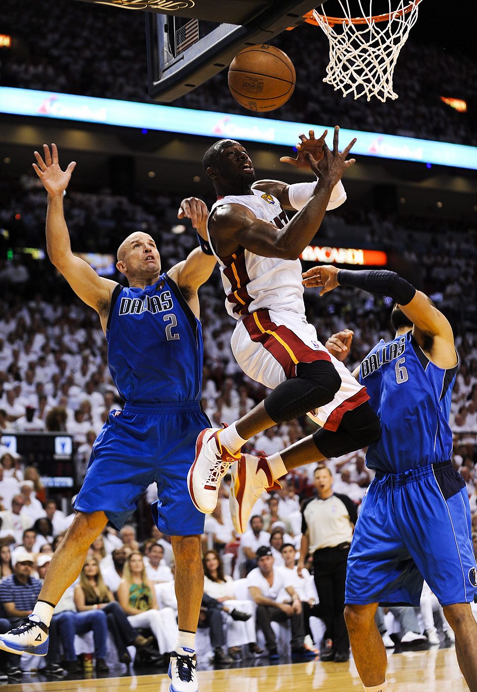 El jugador de los Heat de Miami Dwyane Wade entra a canasta ante los Mavericks.