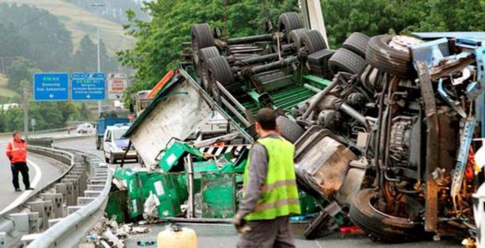 Un tráiler queda colgando de un puente tras un accidente en Guipúcoa el 30 de mayo de 2011