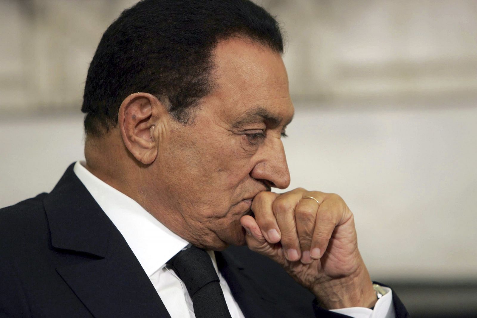 El expresidente egipcio, Hosni Mubarak, sigue hospitalizado tras sufrir en abril un ataque al corazón.