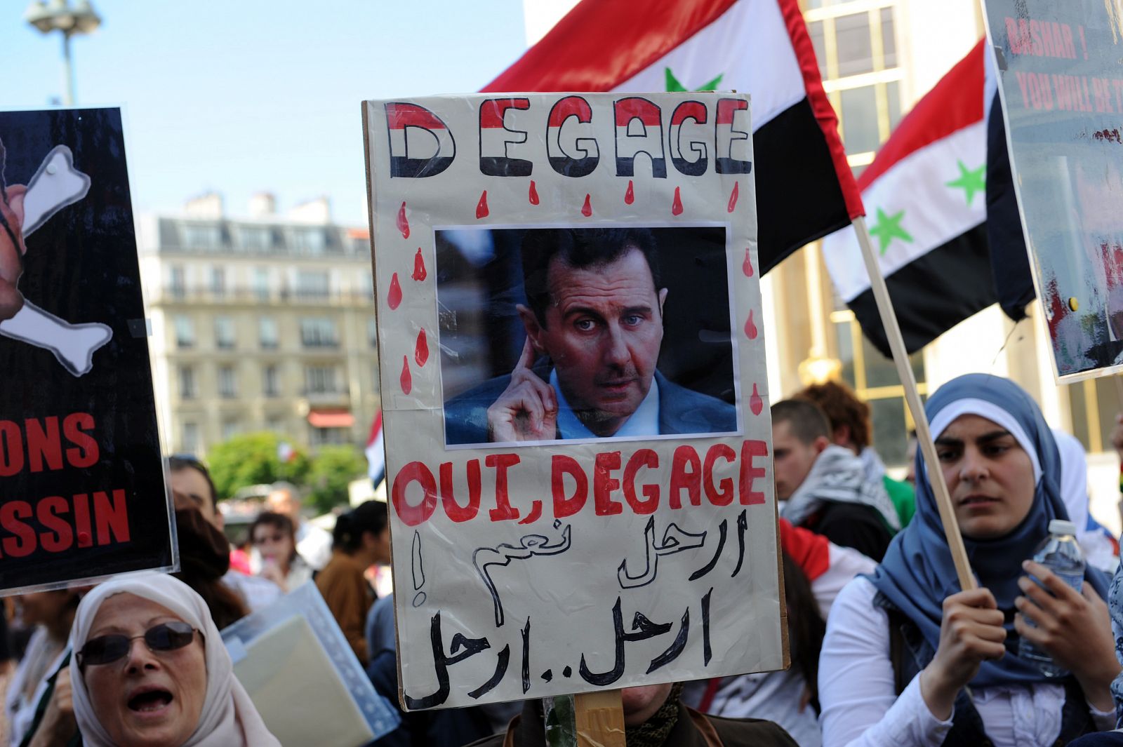 Manifestantes piden en París la salida del presidente sirio, Bachar el Asad.
