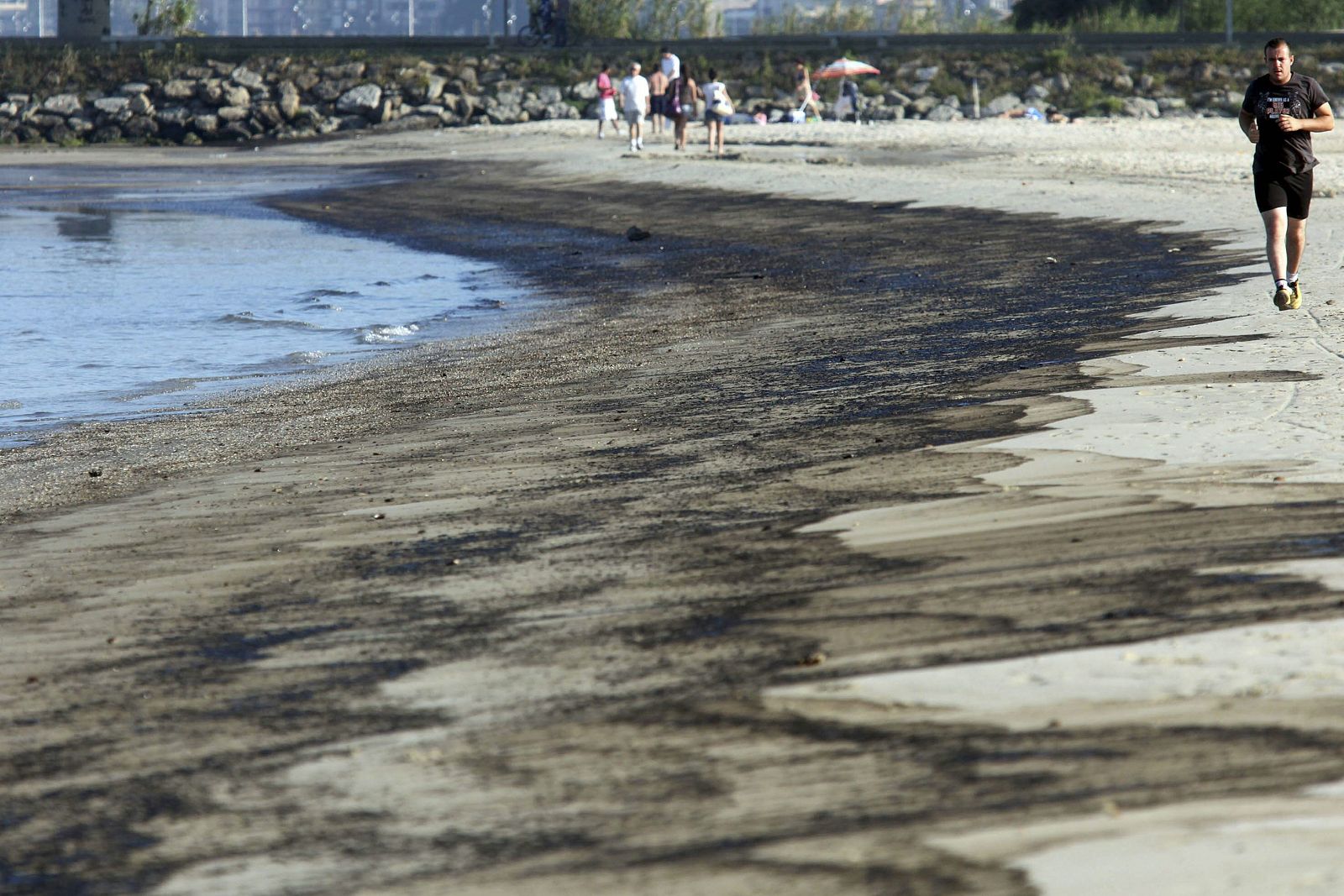 Un hombre hace deporte por la playa del Rinconcillo en Algeciras.