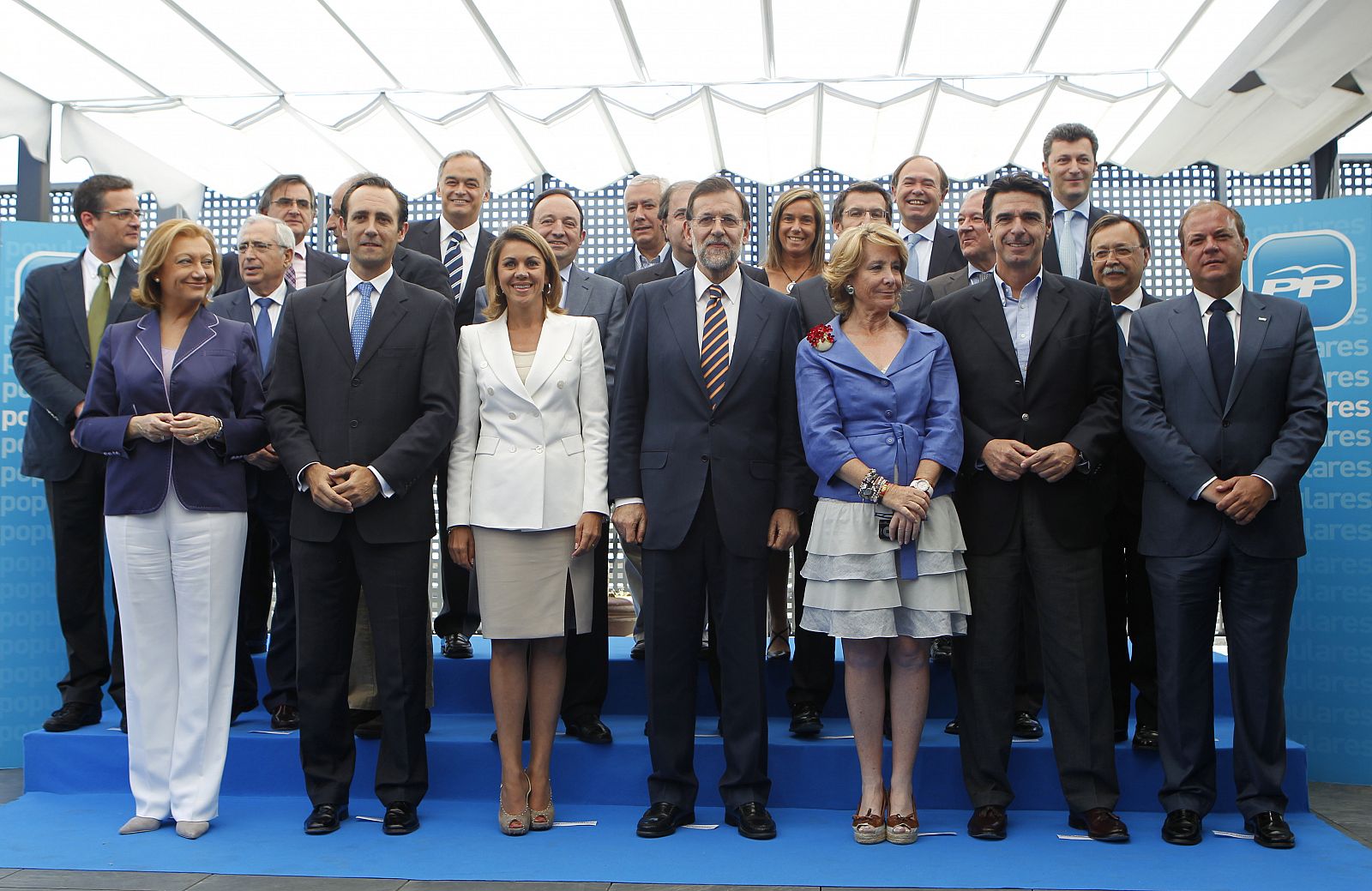 Foto de familia de la reunión que el líder del PP, Mariano Rajoy (c), ha mantenido con los presidentes regionales del partido, en Madrid