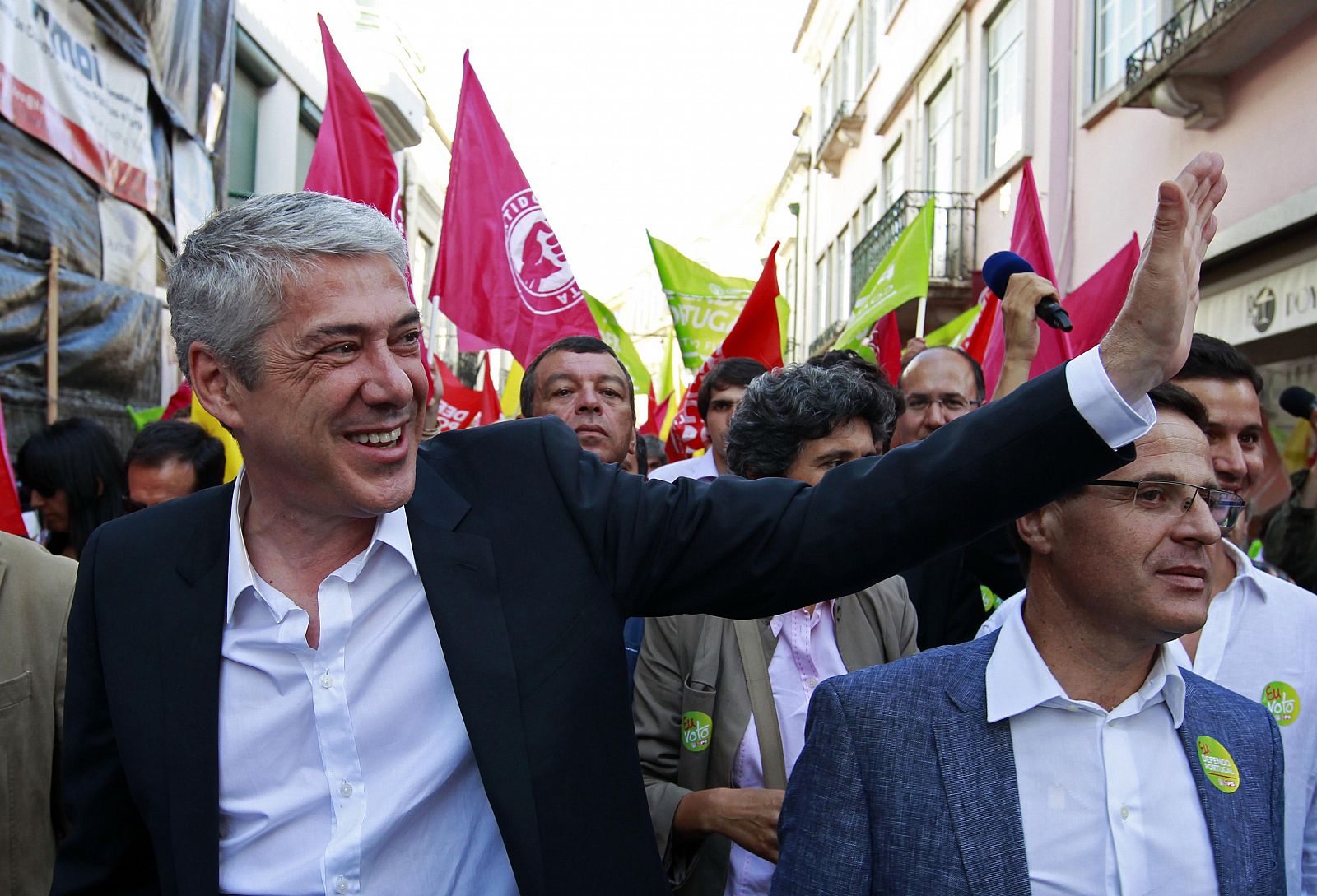 Portugal's Socialist candidate and caretaker Prime Minister Jose Socrates waves to his supporters during the electoral campaign in Santarem