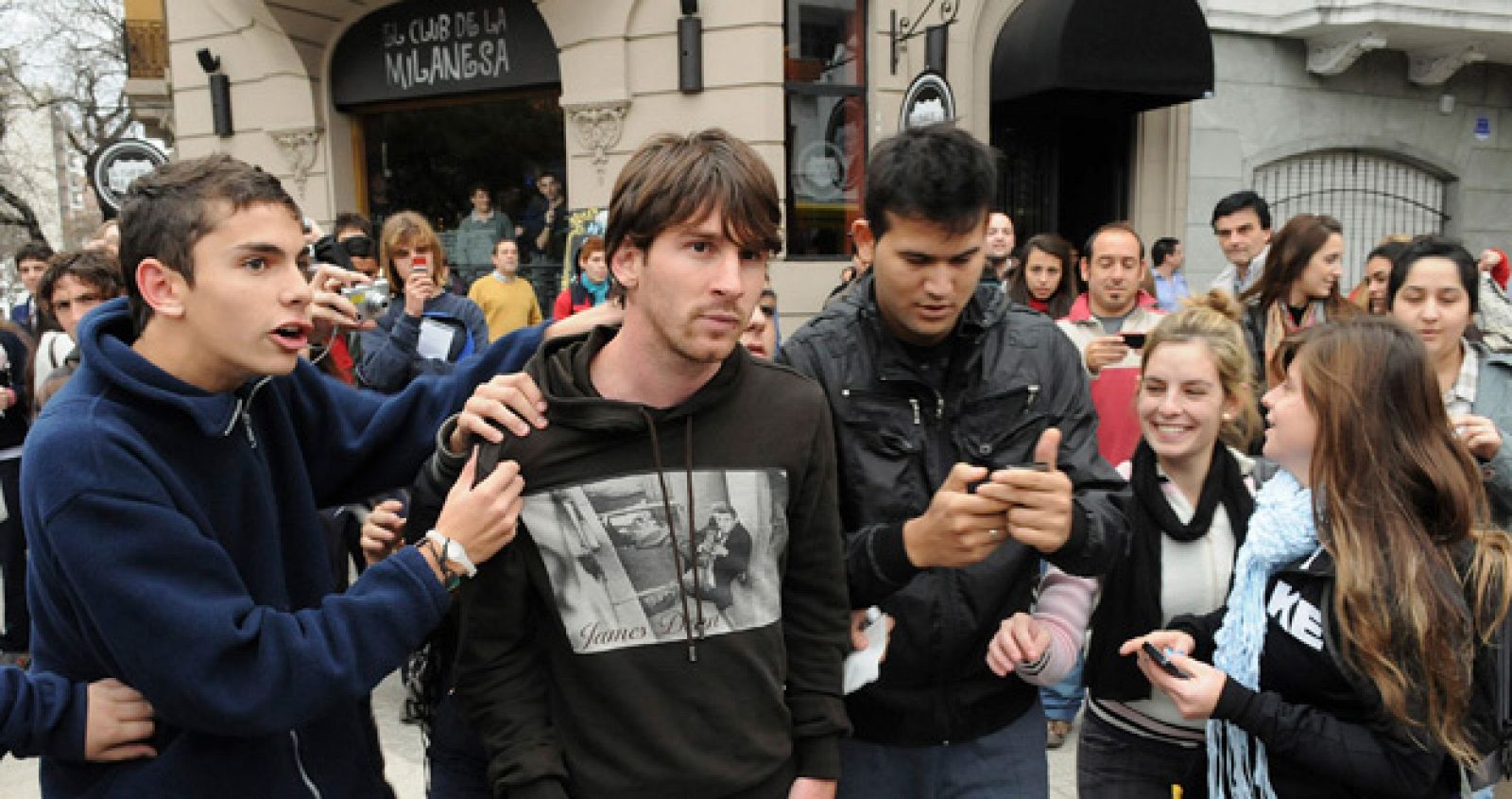 El internacional del Barça Leo Messi a la salida de un restaurante en su ciudad natal.