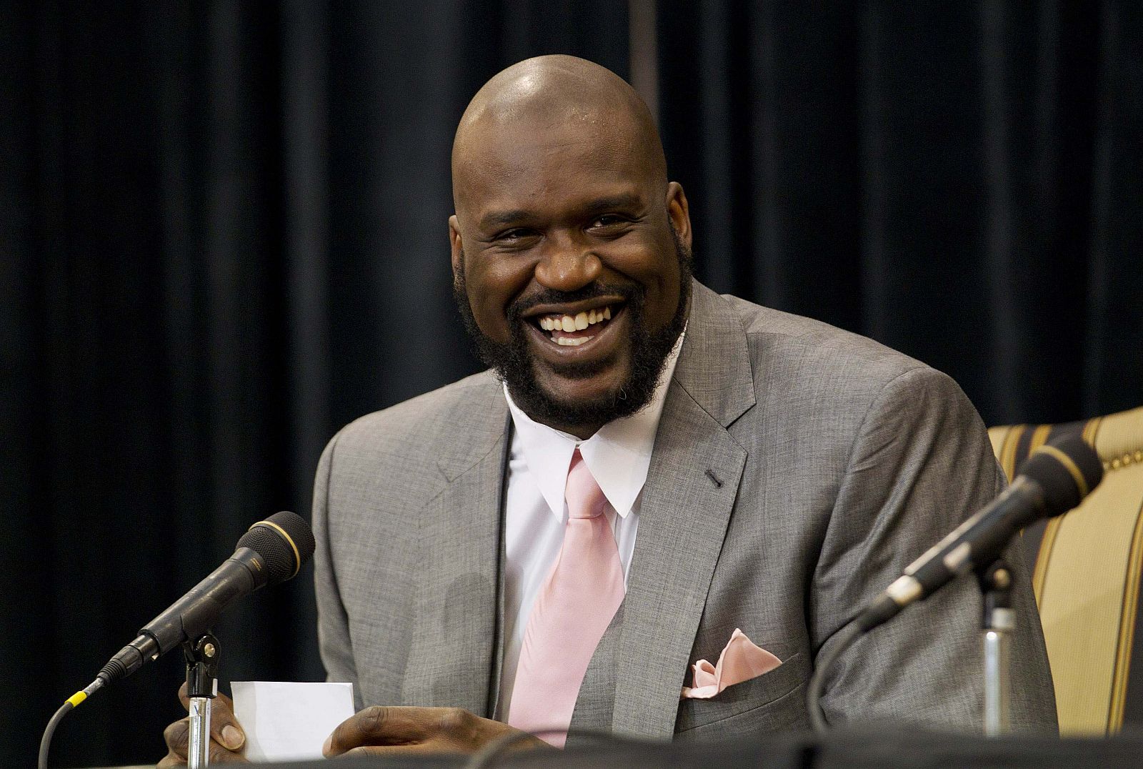 Shaquille O'Neal ofreció una divertida rueda de prensa de despedida