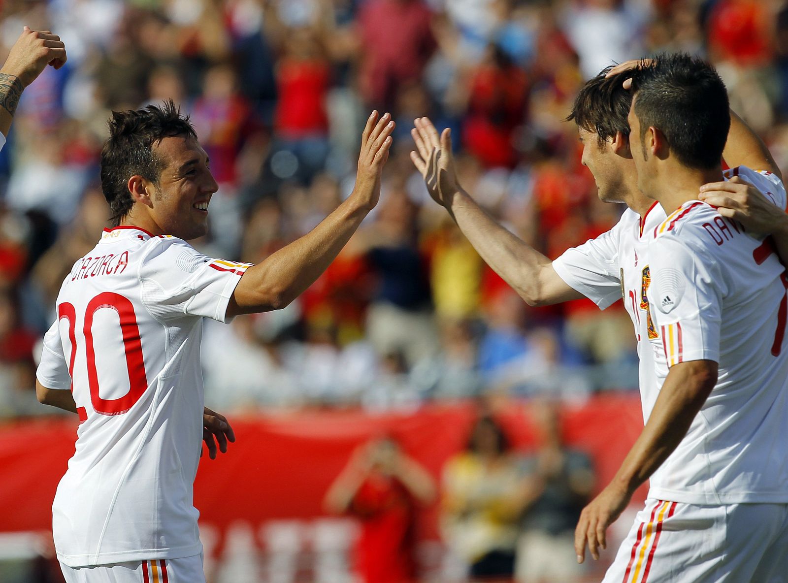 Cazorla celebra uno de sus dos goles en el amistoso frente a EE.UU. con sus compañeros Silva y Villa.