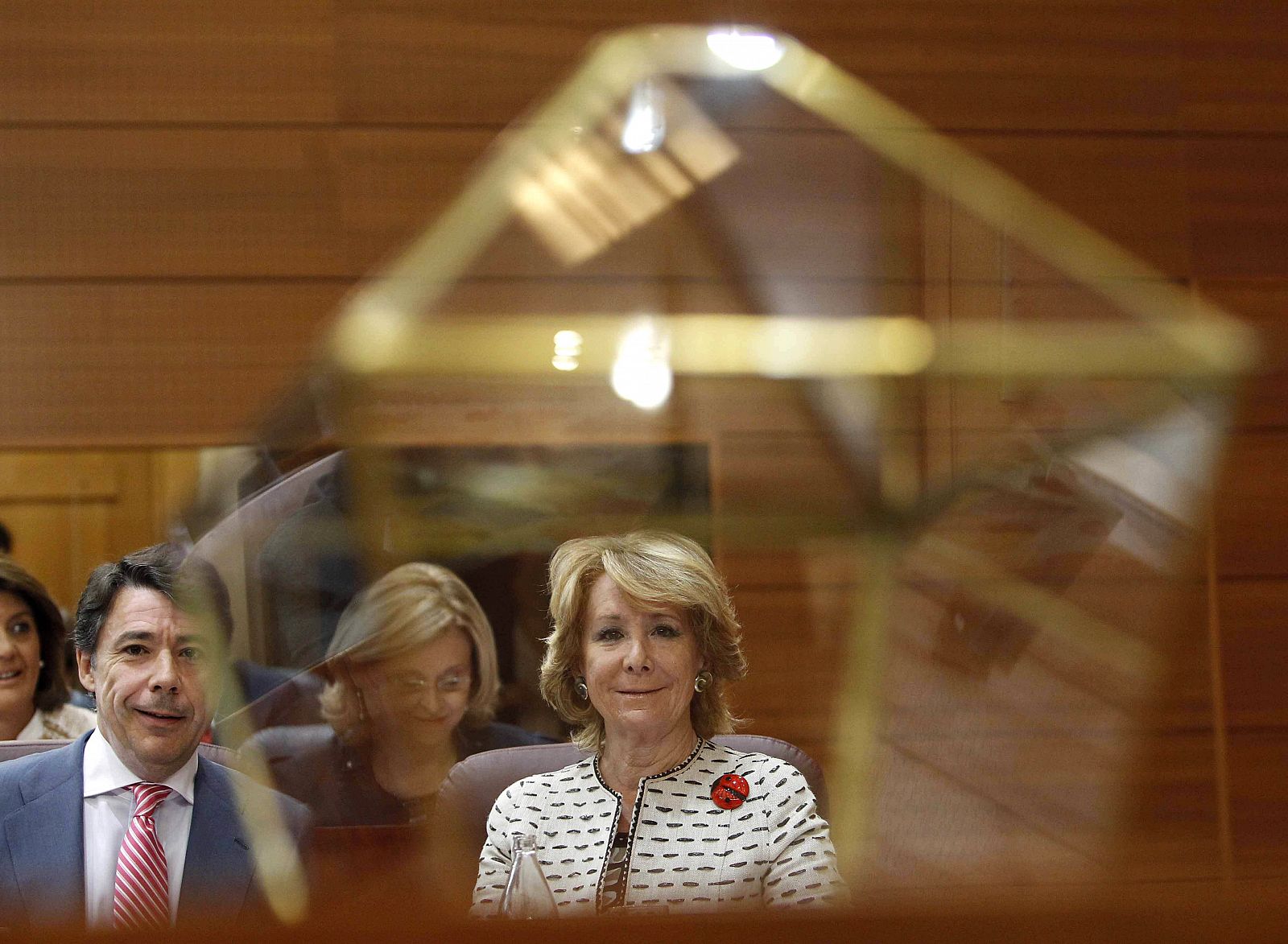 La presidenta de la Comunidad de Madrid, Esperanza Aguirre (d), junto al vicepresidente, Ignacio González (i), durante la sesión constitutiva de la IX Legislatura en la Asamblea de Madrid