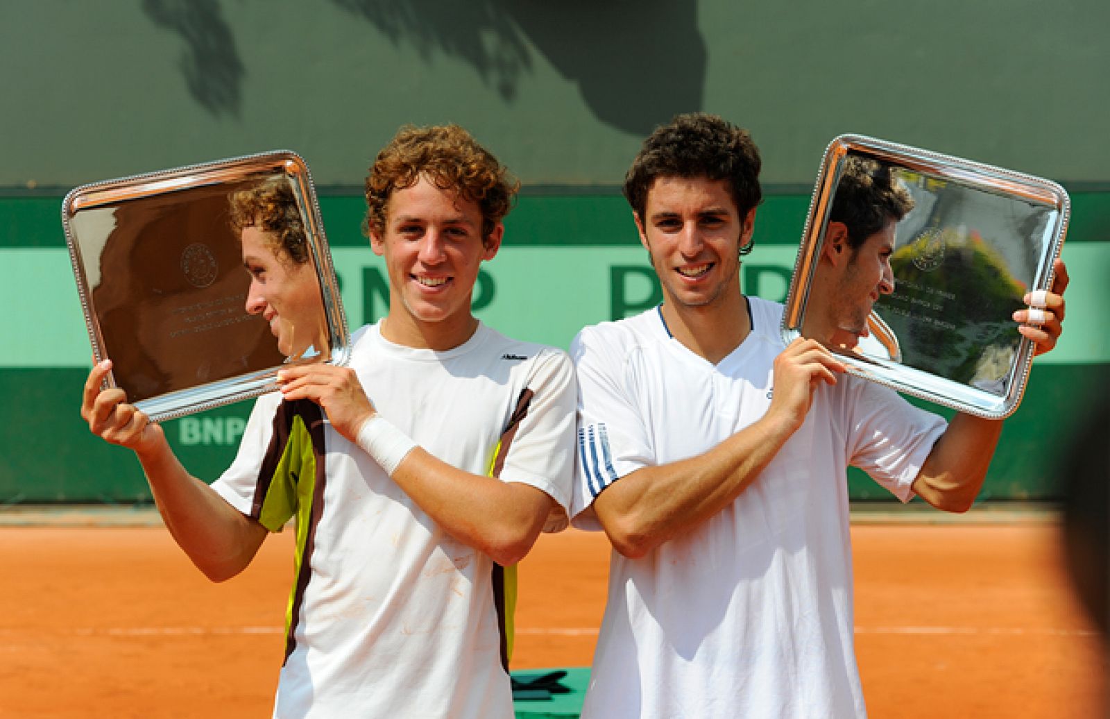 Roberto Carballés y Andrés Artuñedo posan con su trofeo de Roland Garros 2011