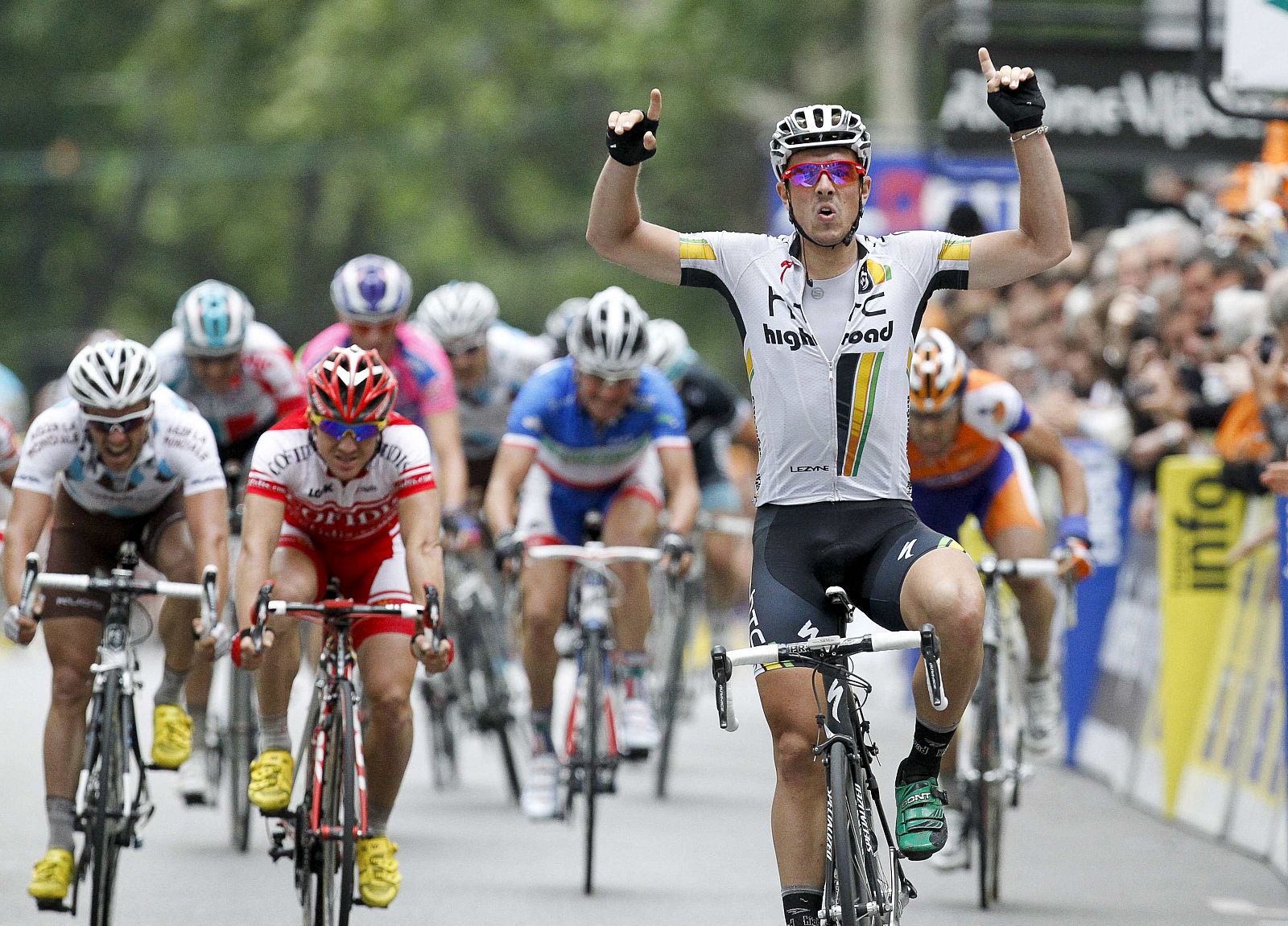 Degenkolb celebra su victoria en la meta de Lyon