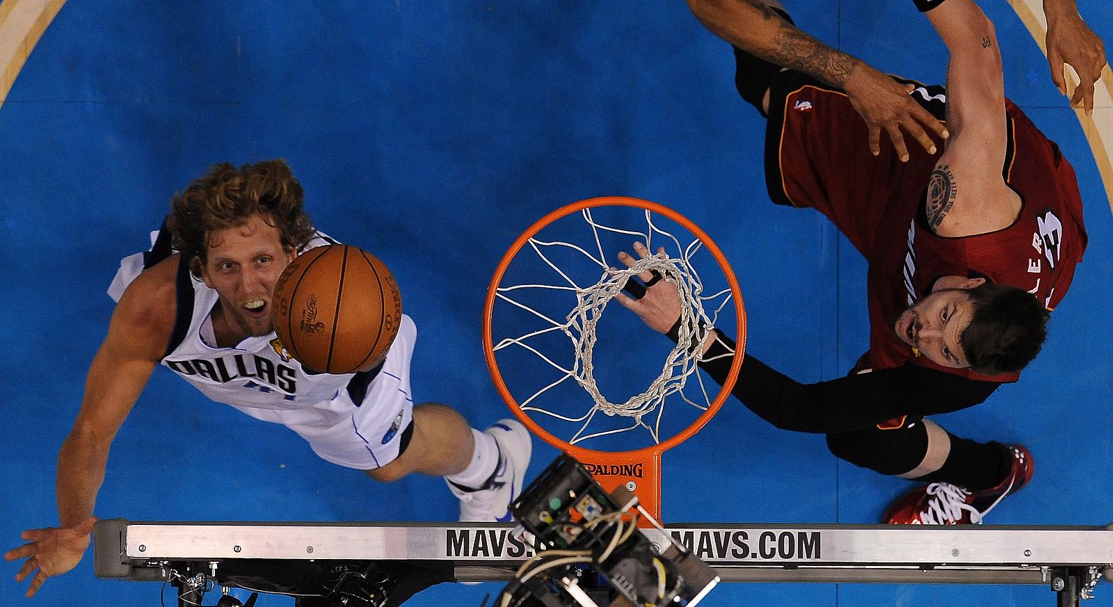 El jugador Dirk Nowitzki, de los Mavericks, en acción ante Mike Miller, de los Heat, durante el cuarto partido de la final de la NBA que se llevaron los de Dallas.