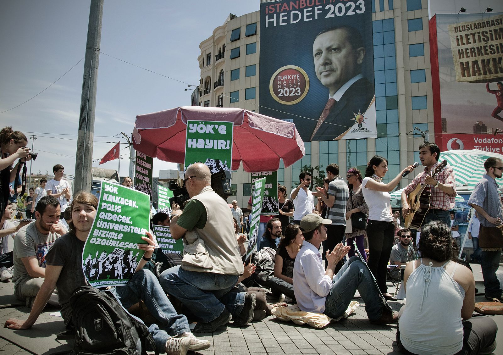 Los "indignados" de Turquía, a imagen del movimiento español 15 M, se han concentrado en la plaza Taksim de Estambul a cuatro días de las elecciones.