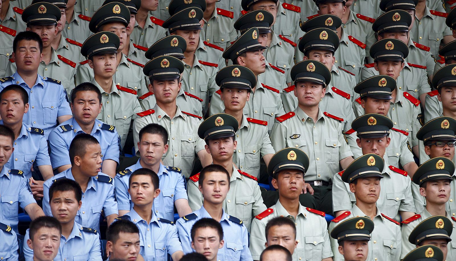 Policías y militares chinos asisten al Festival de los Barcos Dragón en Beijing