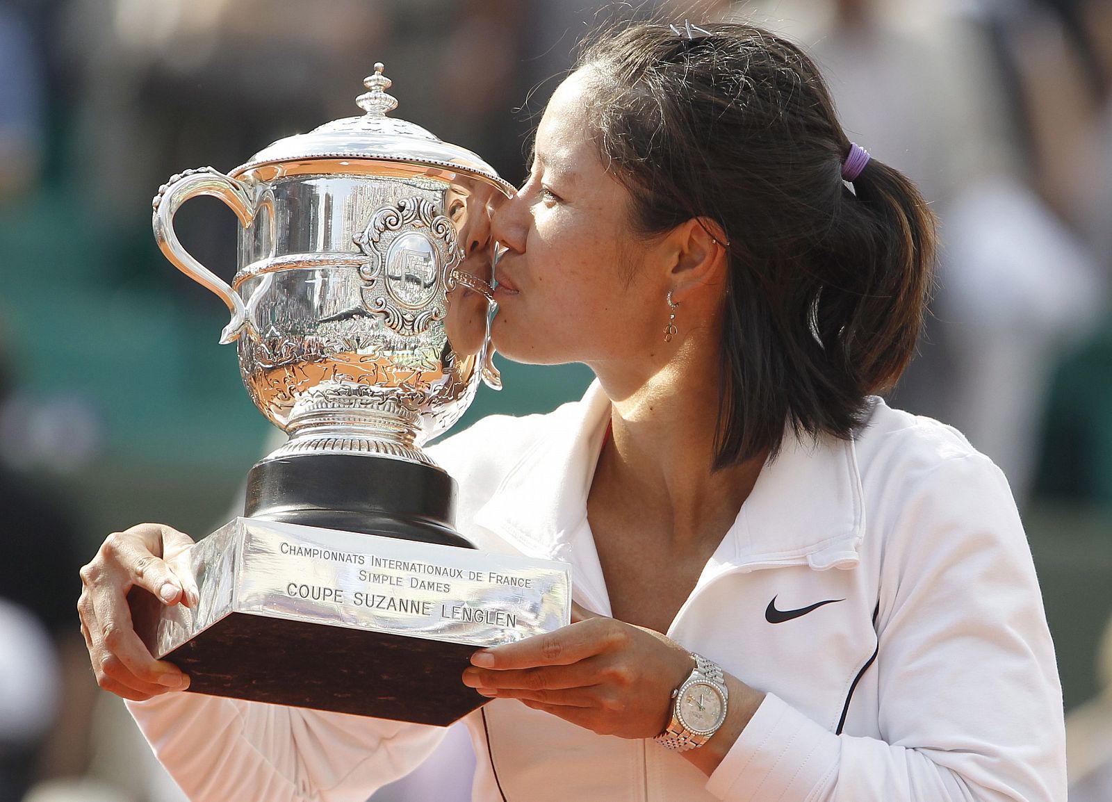 La china Na Li besa el trofeo de Roland Garros 2011 tras vencer a Francesca Schiavone de Italia en la final femenina del torneo parisino.