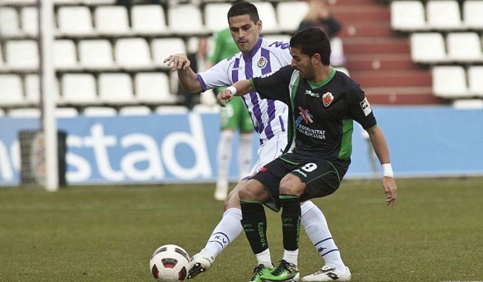 Elche y Valladolid durante un partido de la presente temporada 2010-2011.