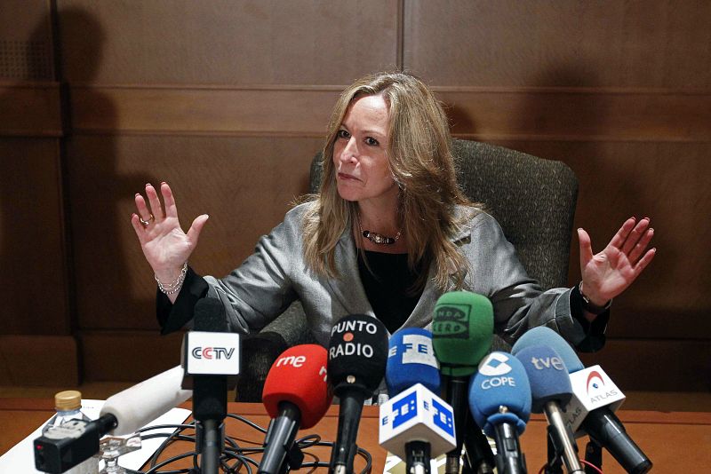 La ministra de Exteriores, en su rueda de prensa en Abu Dabi.