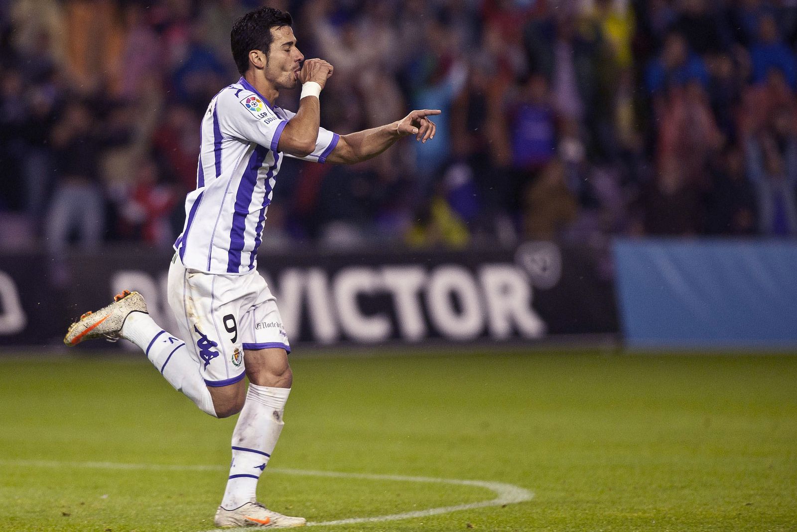 El jugador del Real Valladolid Javi Guerra celebra su gol.