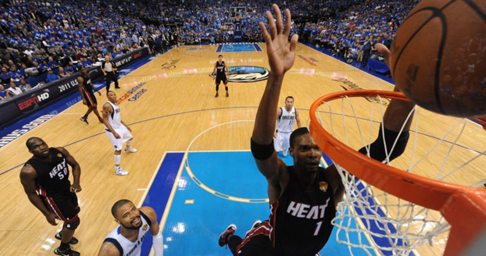 Chris Bosh, de los Heat de Miami, encesta ante los Mavericks de Dallas durante el quinto partido de la final de la NBA.