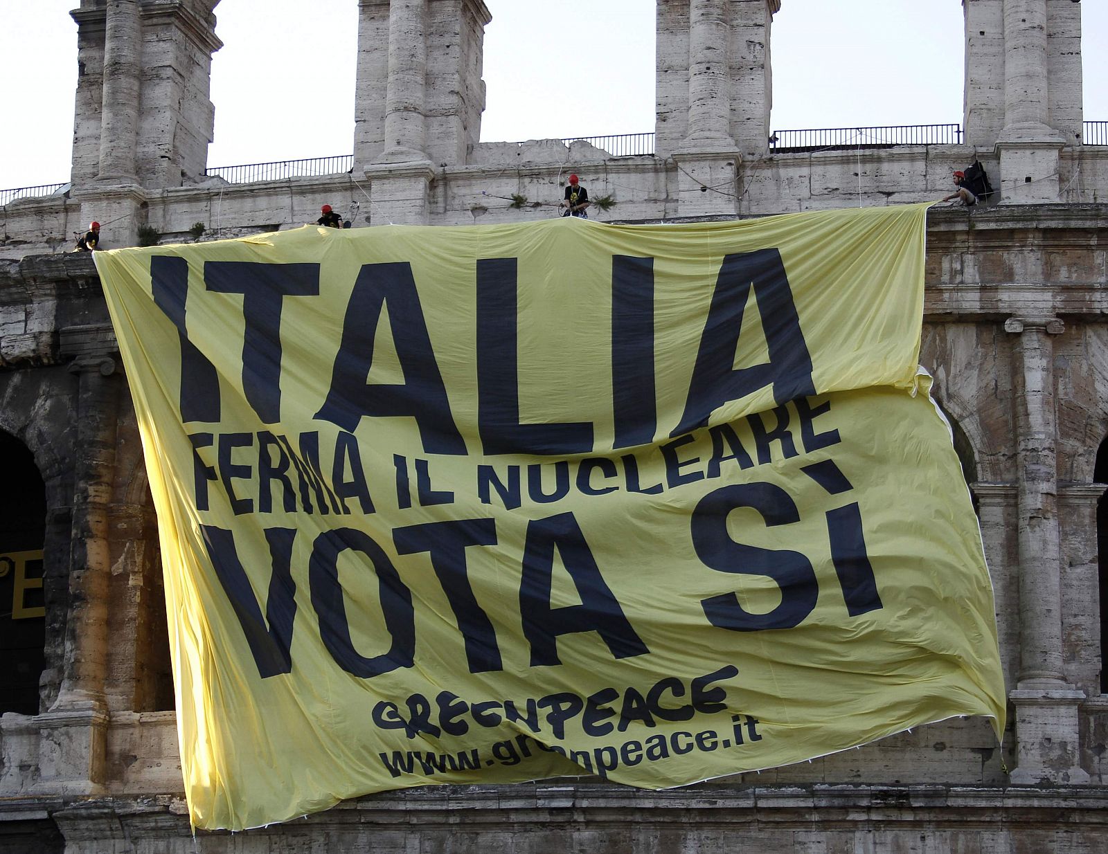 Imagen de la pancarta de Greenpeace en el Coliseo de Roma