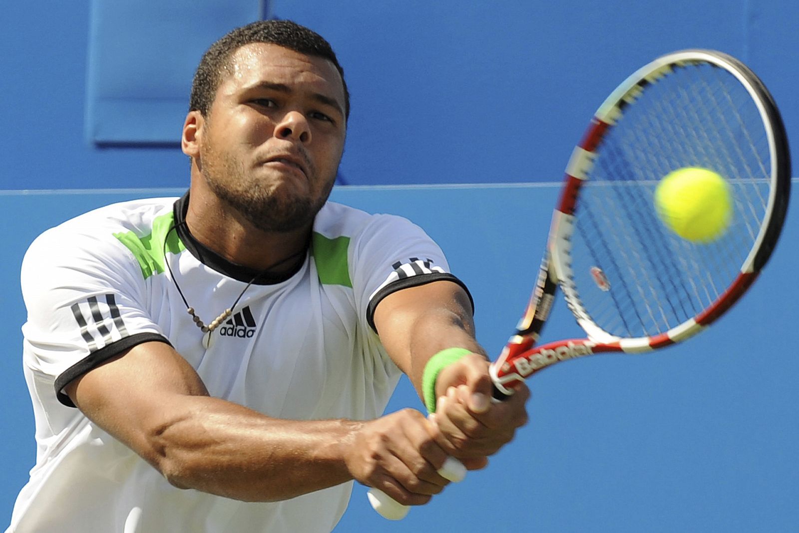 El tenista francés Jo-Wilfried Tsonga devuelve una bola al británico James Ward.