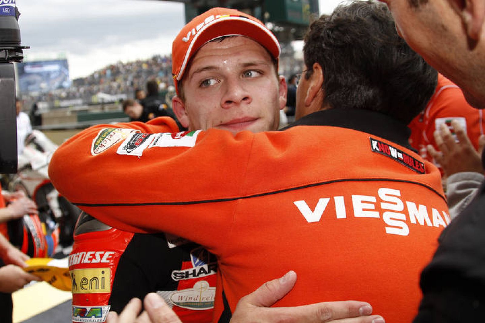 Stefan Bradl recibe el abrazo de su equipo.