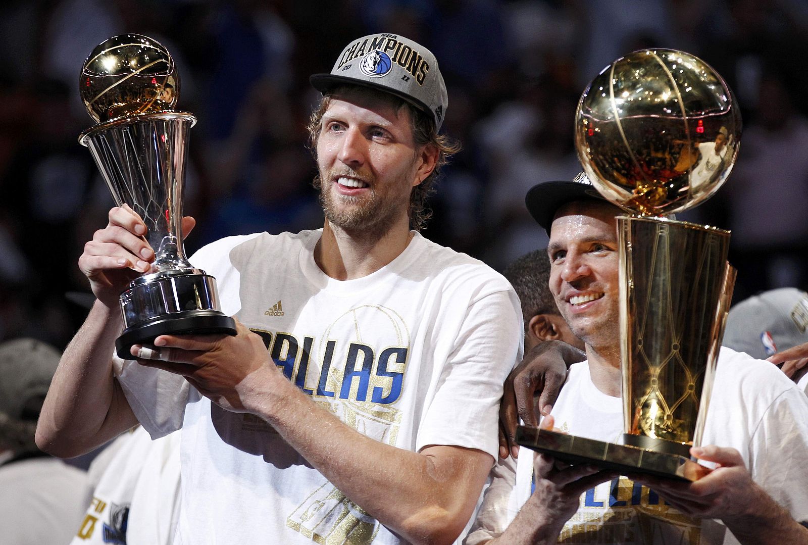 Nowitzki con el trofeo al MVP de la final y Kidd con el de campeón de la NBA