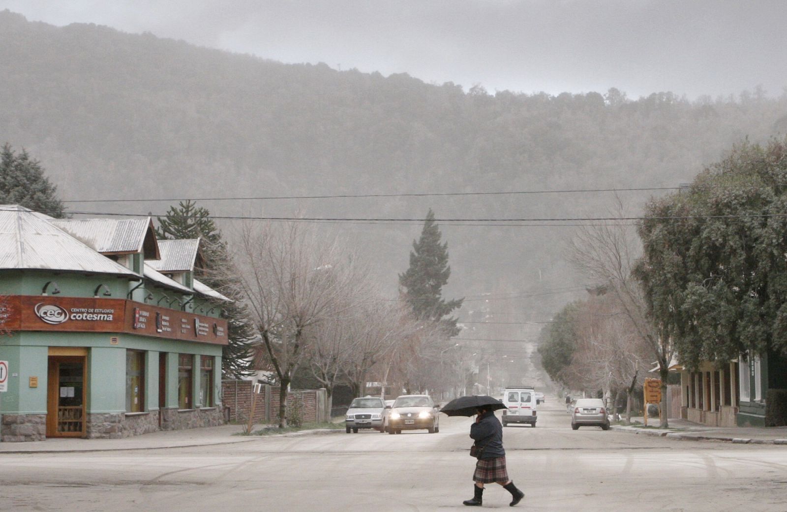 Una mujer pasea entre las cenizas en San Martin de Los Andes, la Patagonia argentina