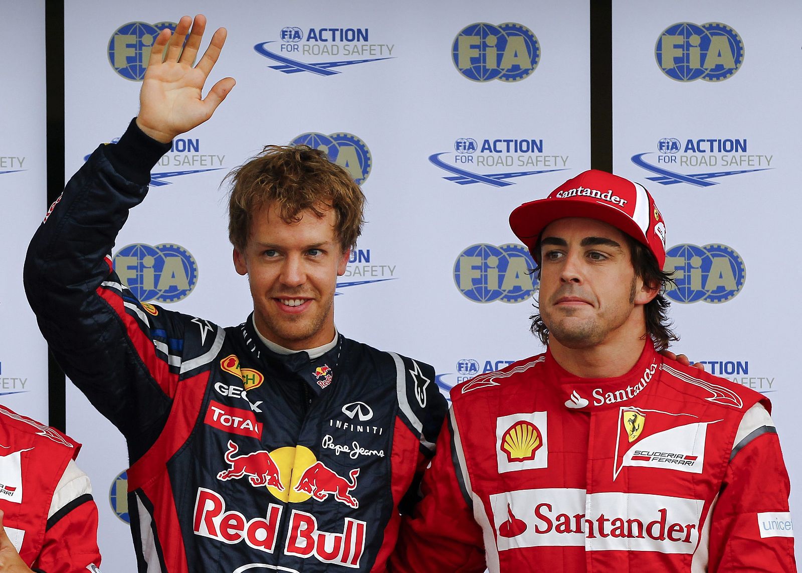 El piloto alemán Sebastian Vettel, de Red Bull, junto al español Fernando Alonso, de Ferrari.