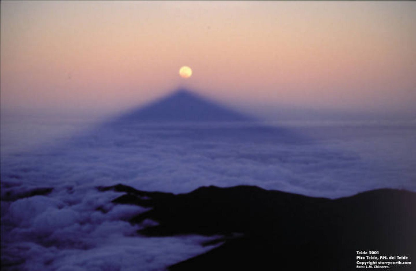  Cuando el eclipse lunar se produce al amanecer o al atardecer, la sombra del Teide se alinea con la Luna.