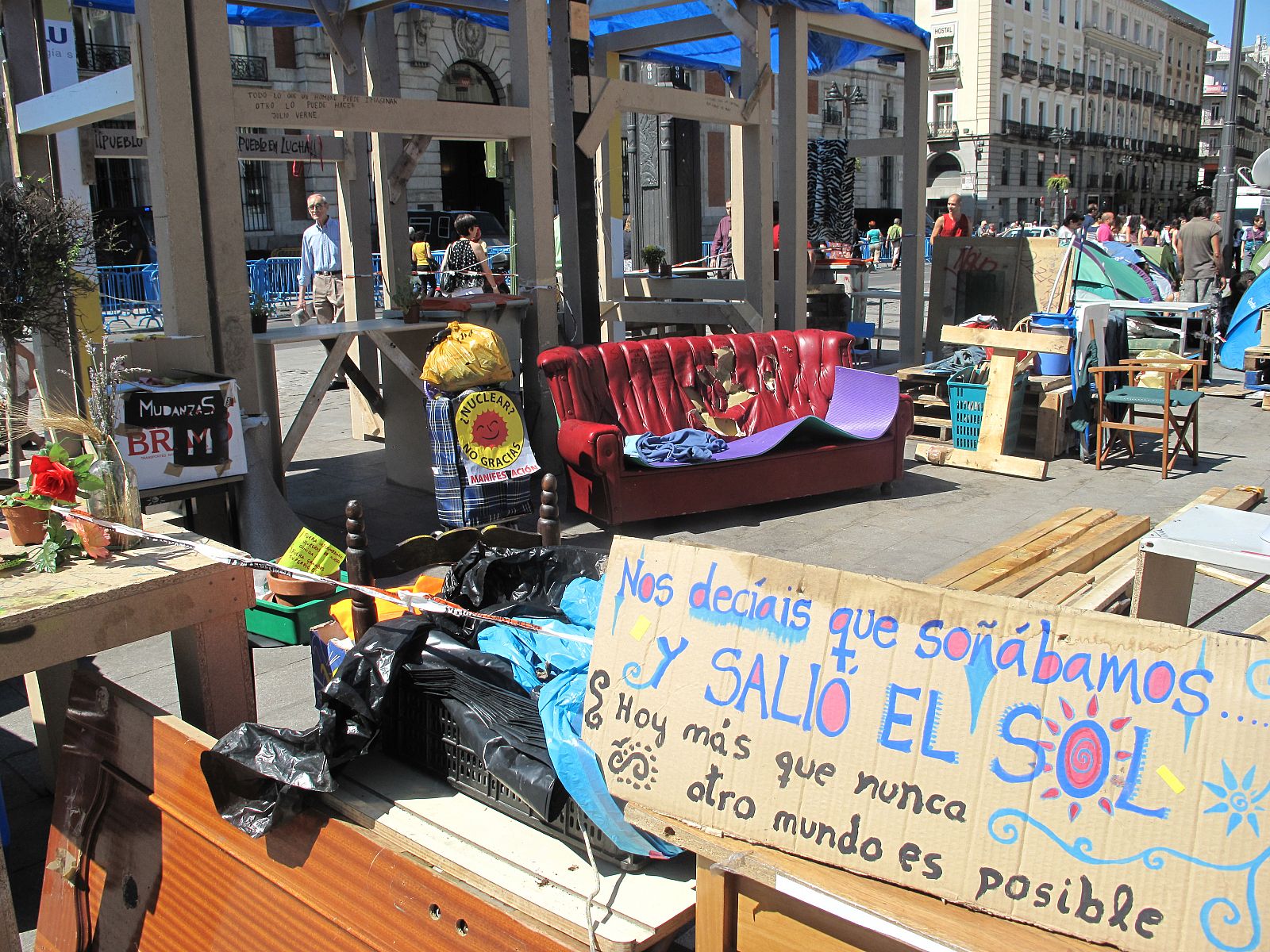 Cartel ubicado en el punto de información de la Puerta del Sol: "Nos decíais que soñábamos... y salió el Sol. Hoy más que nunca otro mundo es posible".