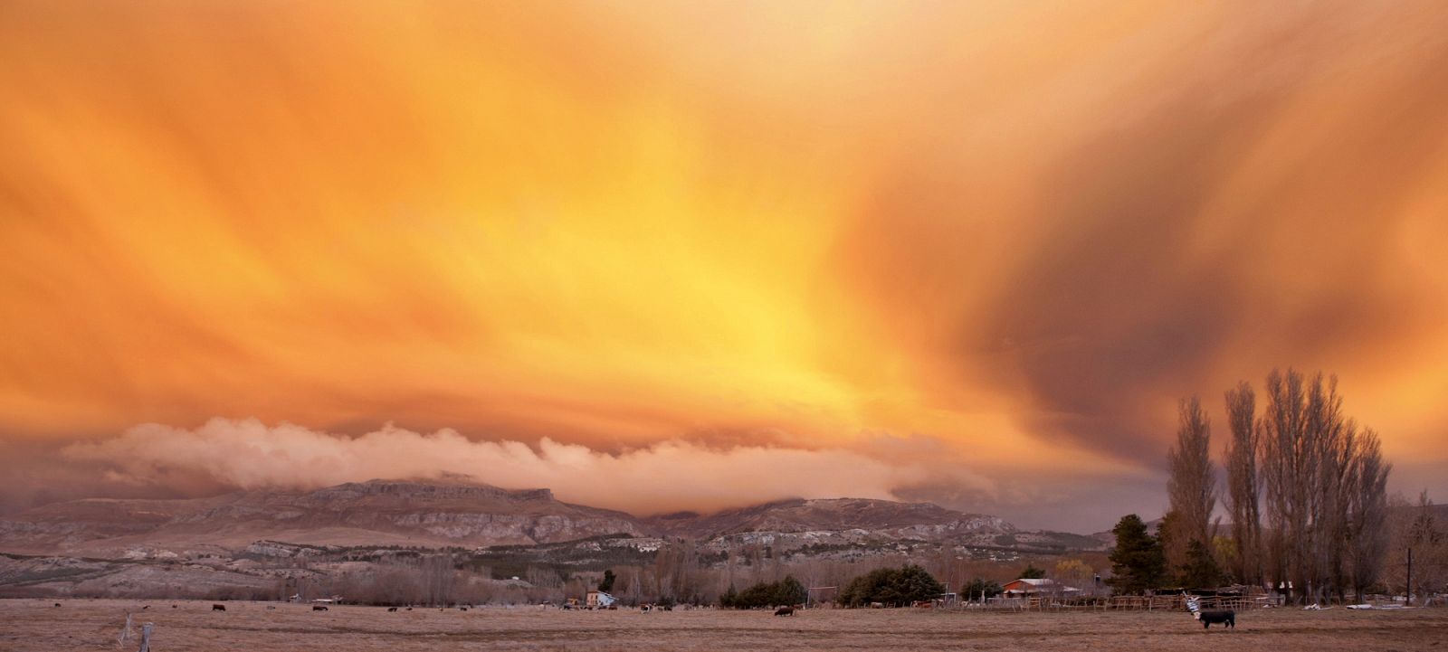 Vista de la nube volcánica desde San Martín de los Andes.