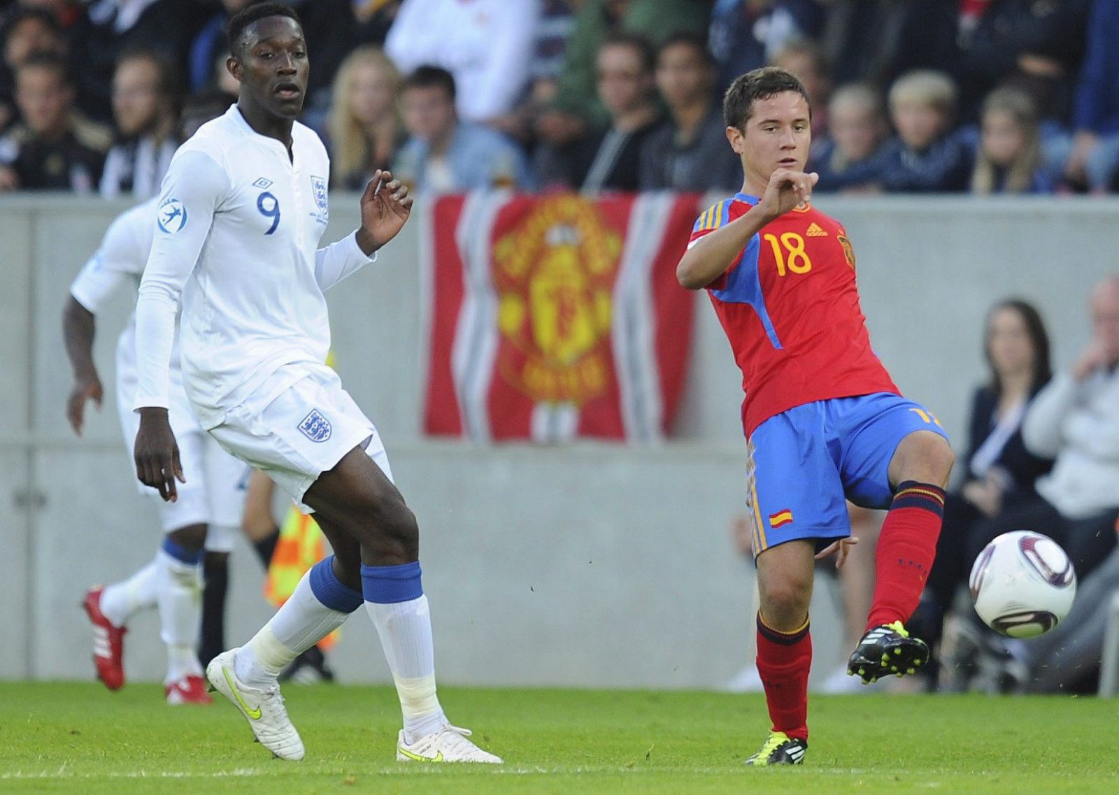 Ander Herrera (izquierda) en un momento del partido ante Inglaterra