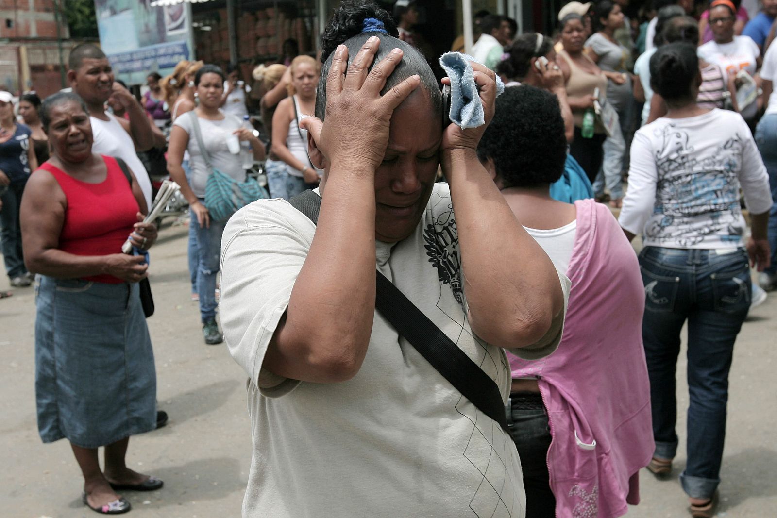 Familiares de reclusos de la cárcel El Rodeo I esperan noticias de sus allegados.