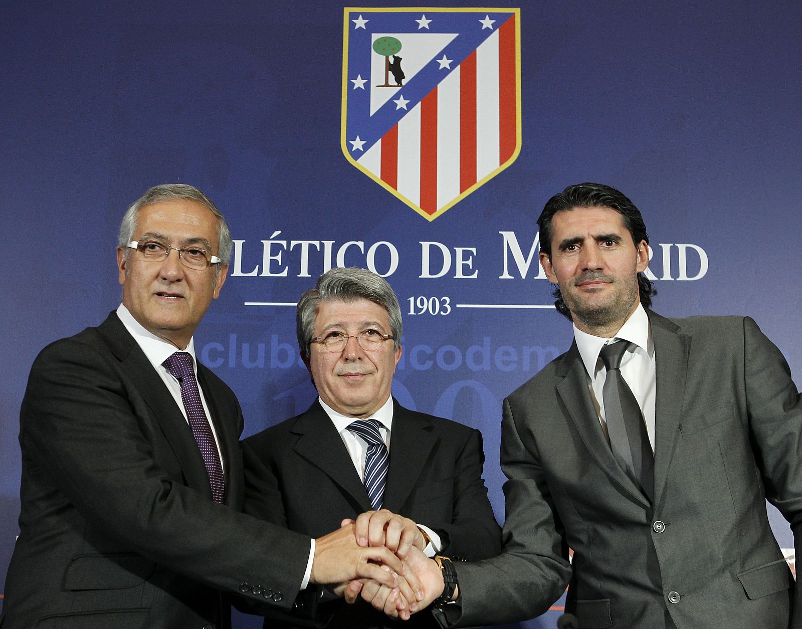 El presidente del Atlético de Madrid junto al técnico Gregorio Manzano el día de su presentación como entrenador rojiblanco.