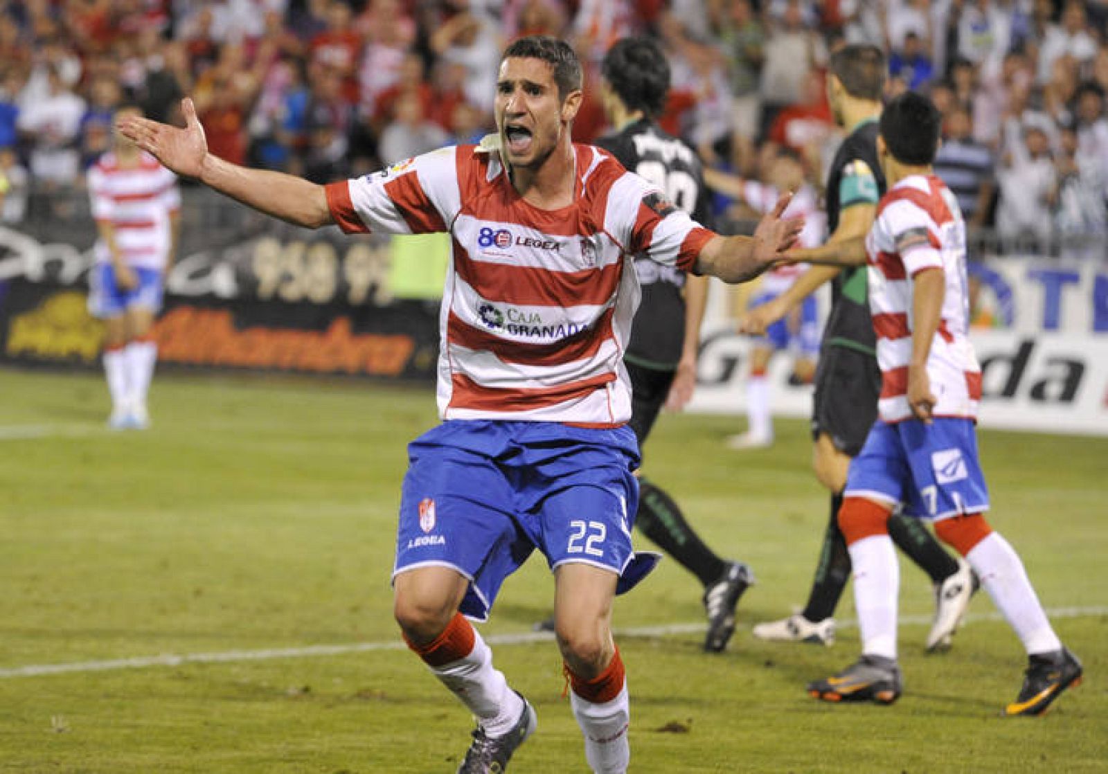 El jugador del Granada, Geijo, reclama un penalti tras caer dentro del área del Elche. 