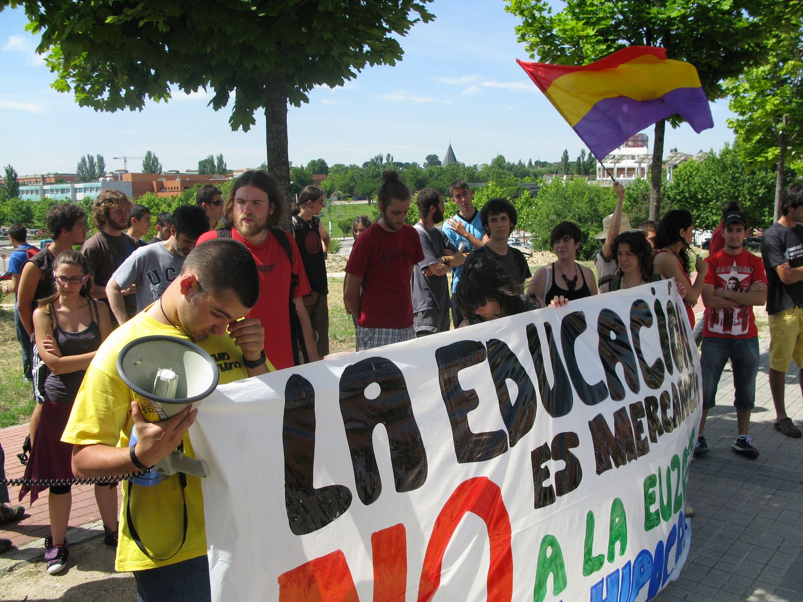 Un grupo de jóvenes protestan ante la llegada del príncipe a la autónoma