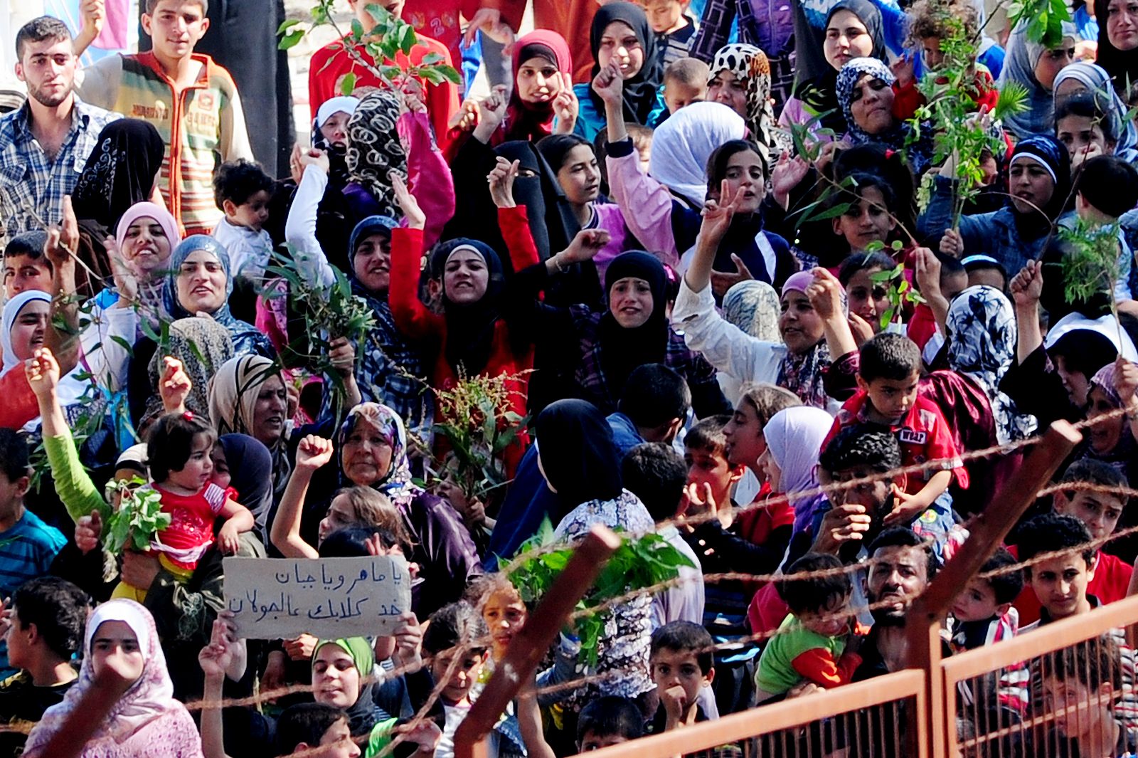 Decenas de refugiados sirios protestan contra el régimen de Bachar el Asad desde Turquía.
