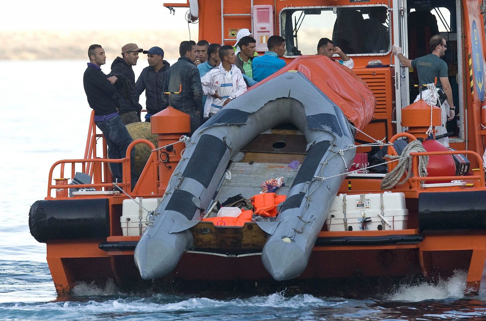 Un grupo de inmigrantes llega al puerto de Almería tras ser rescatados por Salvamento Marítimo y Guardia Civil el pasado miércoles.