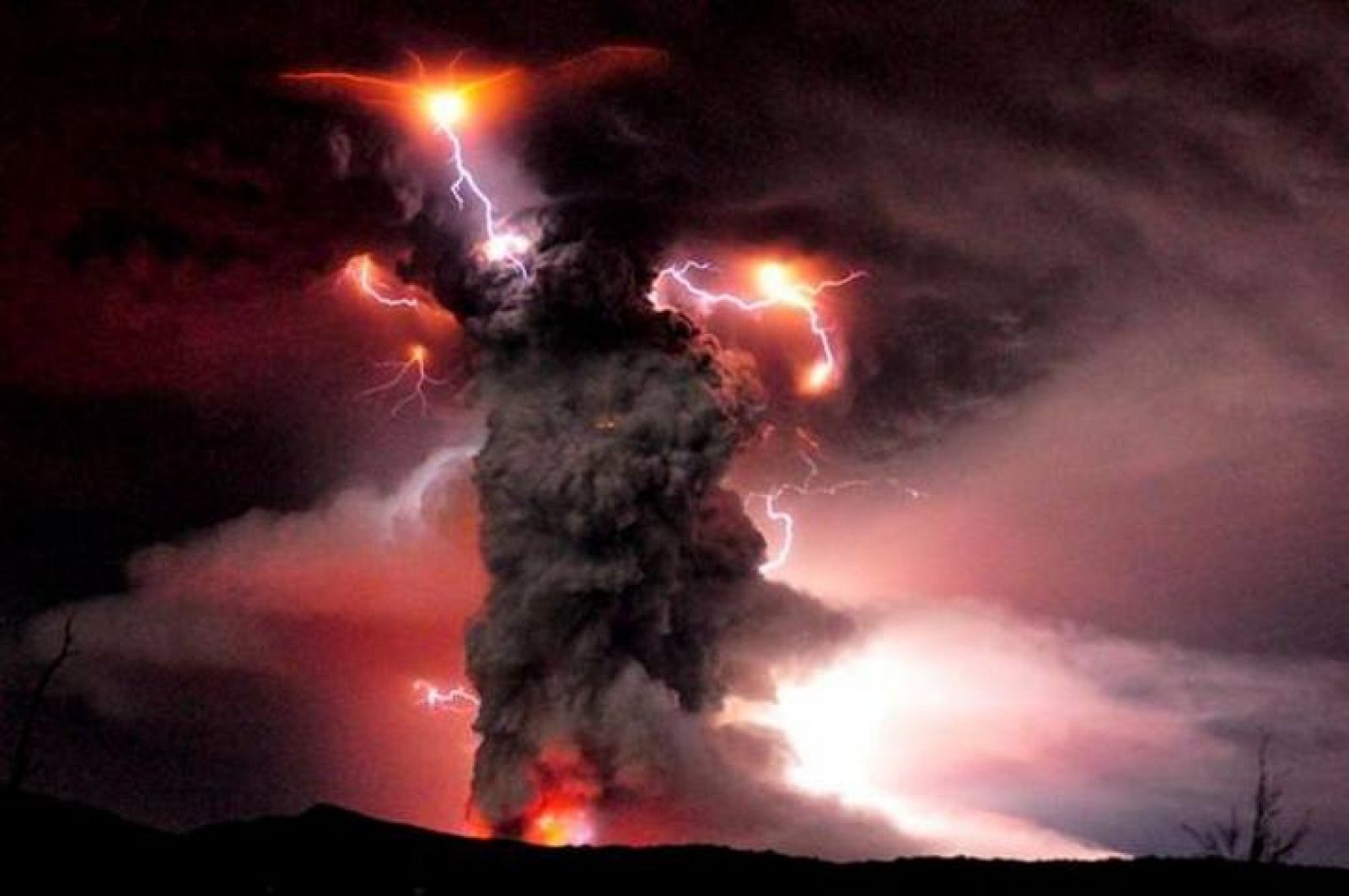 06-junio-2011-09-07-00-erupcion-del-complejo-volcanico-puyehue-cordon-caulle-en-rininahue-chile detalle media