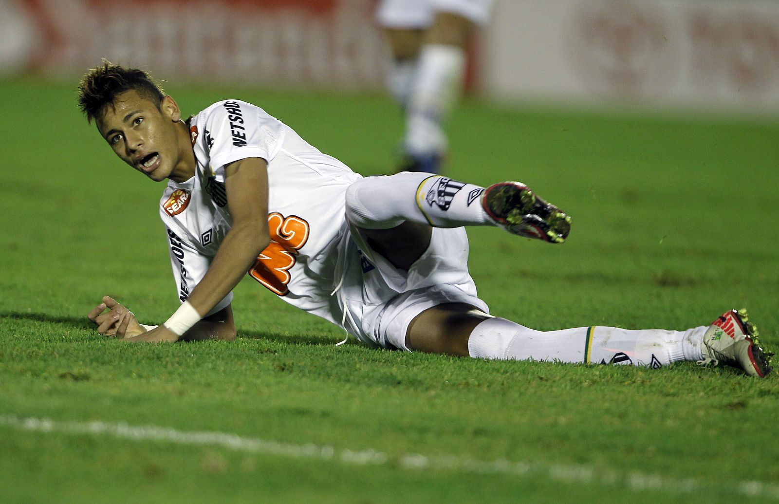 El jugador Neymar de Santos de Brasil, se lamenta tras fallar un tiro al arco ante Peñarol de Uruguay.