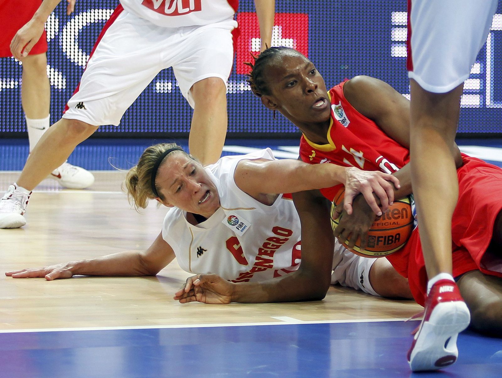 La jugadora de la selección española, Sancho Lyttle, lucha por el balón con la de Montenegro Anna de Forge en el Campeonato Europeo de baloncesto femenino de Polonia 2011.