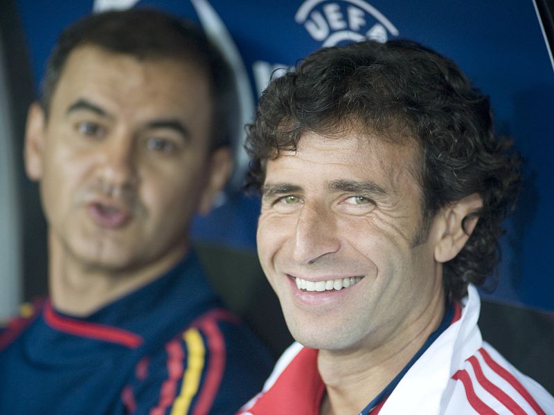 El entrenador de la selección española Sub'21, Luis Milla, en el banquillo durante el partido frente a Ucrania.